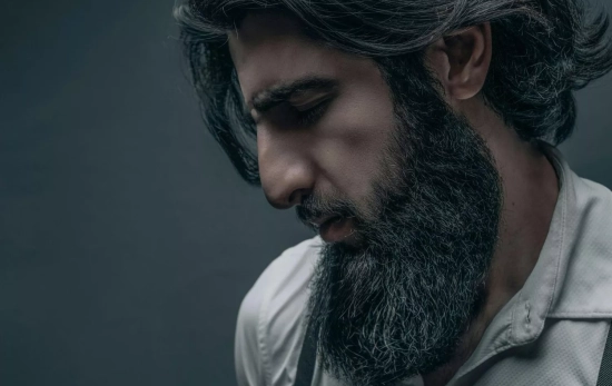 Una presencia excesiva de canas a temprana edad revela falta de nutrientes/ PEXELS Una presencia excesiva de canas a temprana edad revela falta de nutrientes/ PEXELS