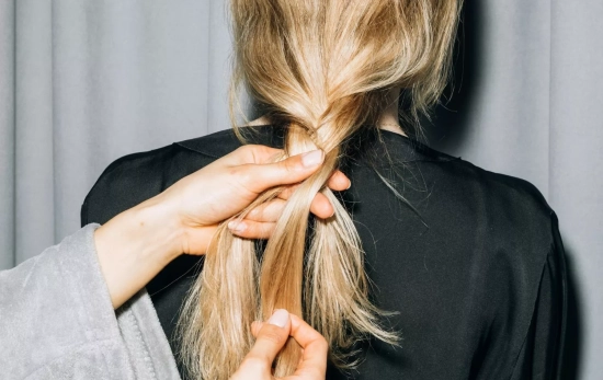 Una mujer aplicándose un serum de centella asiática en el pelo/ PEXELS Una mujer aplicándose un serum de centella asiática en el pelo/ PEXELS