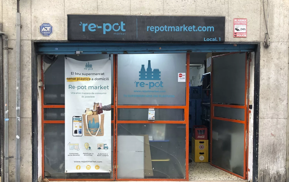 La fachada de Re-pot market, el supermercado sin plásticos de Barcelona / TEO CAMINO La fachada de Re-pot market, el supermercado sin plásticos de Barcelona / TEO CAMINO