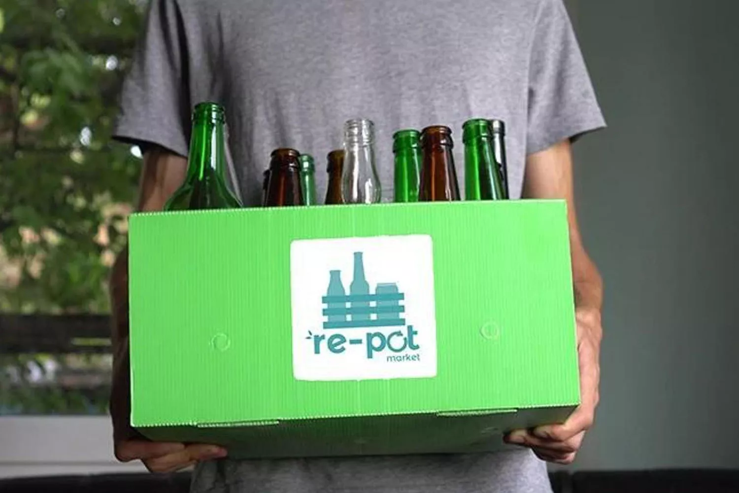 Un consumidor con botellas del supermercado Re pot market RPM