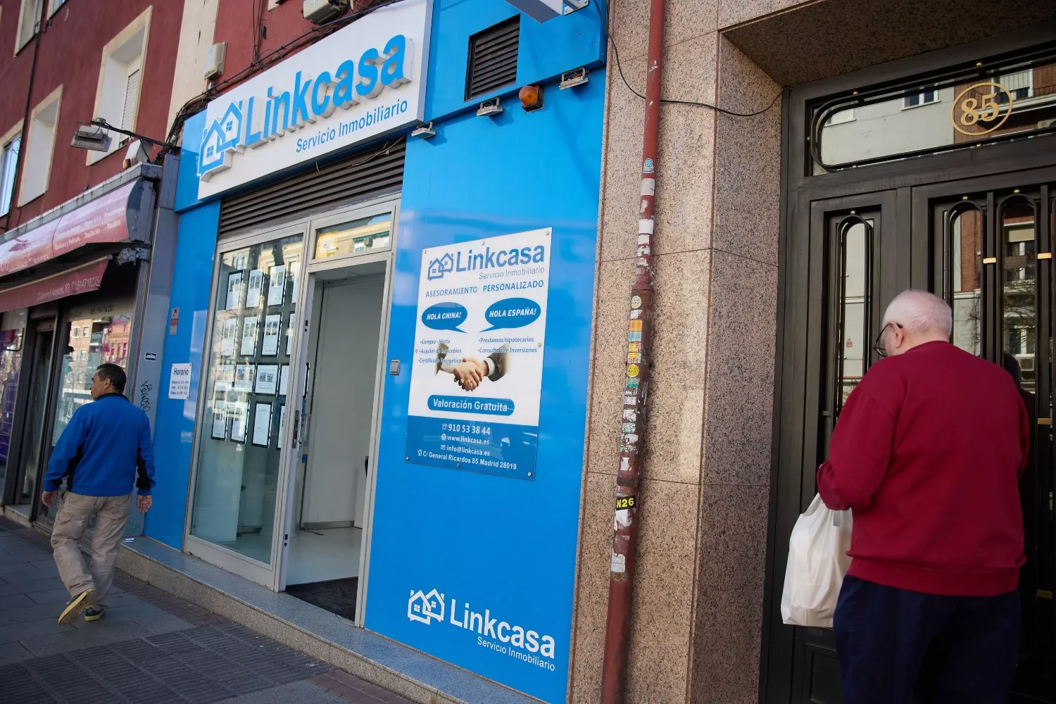 Un hombre pasa al lado de una inmobiliaria con varios precios de alquiler en un municipio / Jesús Hellín - EP