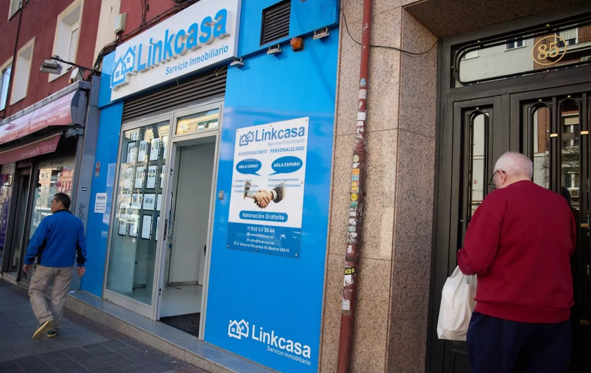 Un hombre pasa al lado de una inmobiliaria con varios precios de alquiler en un municipio / Jesús Hellín - EP Un hombre pasa al lado de una inmobiliaria con varios precios de alquiler en un municipio / Jesús Hellín - EP
