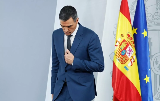 El presidente del Gobierno, Pedro Sánchez, antes de su discurso oficial de anoche / Mariscal - EFE El presidente del Gobierno, Pedro Sánchez, antes de su discurso oficial de anoche / Mariscal - EFE