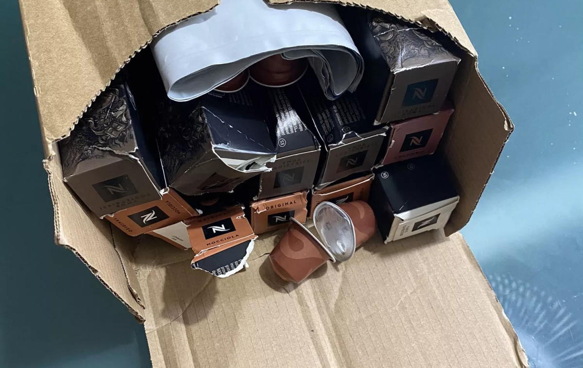Una caja de Nespresso con productos defectuosos / JESSICA - TWITTER Una caja de Nespresso con productos defectuosos / JESSICA - TWITTER