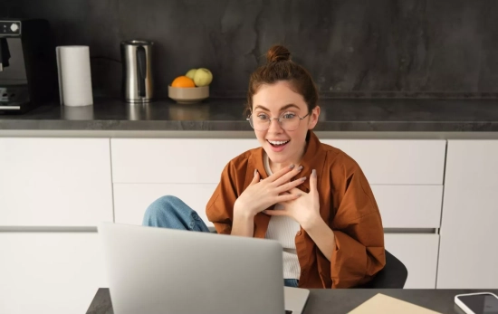 Una mujer intentando buscar soluciones a sus conflictos de pareja con ChatGPT / FREEPIK - benzoix Una mujer intentando buscar soluciones a sus conflictos de pareja con ChatGPT / FREEPIK - benzoix