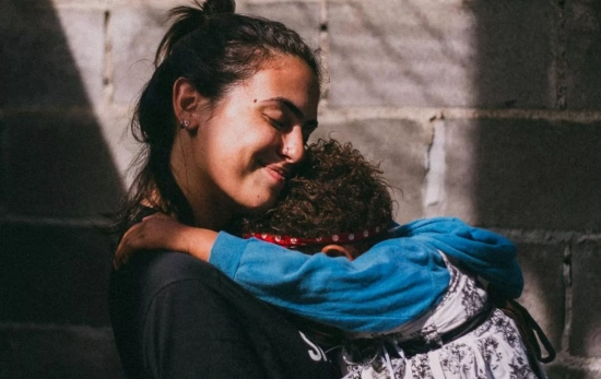 Un abrazo favorece la calma y el bienestar, reduciendo considerablemente el estrés de forma casi instantánea/ PEXELS Un abrazo favorece la calma y el bienestar, reduciendo considerablemente el estrés de forma casi instantánea/ PEXELS