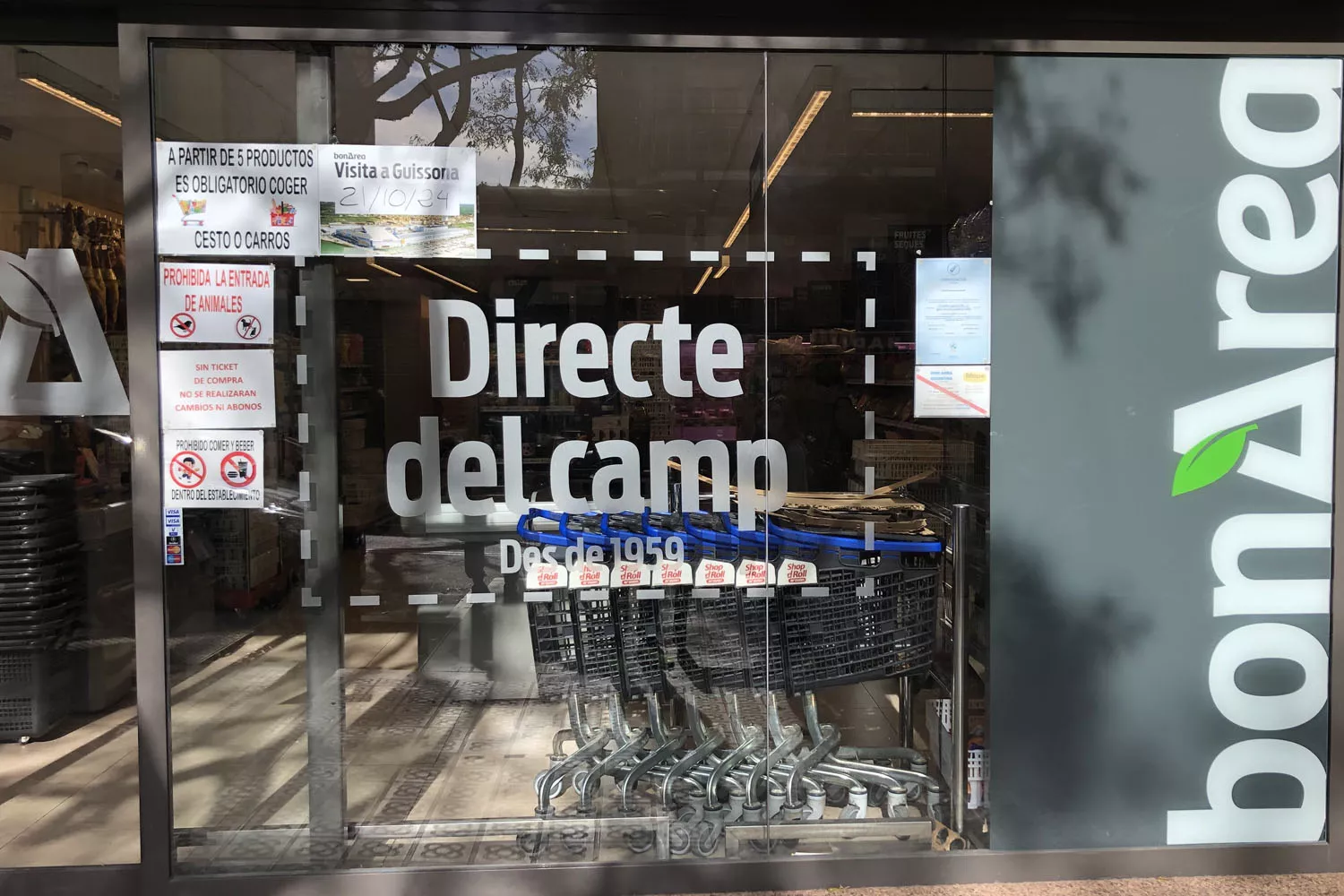 La entrada de un supermercado BonÀrea con prohibiciones absurdas TEO CAMINO