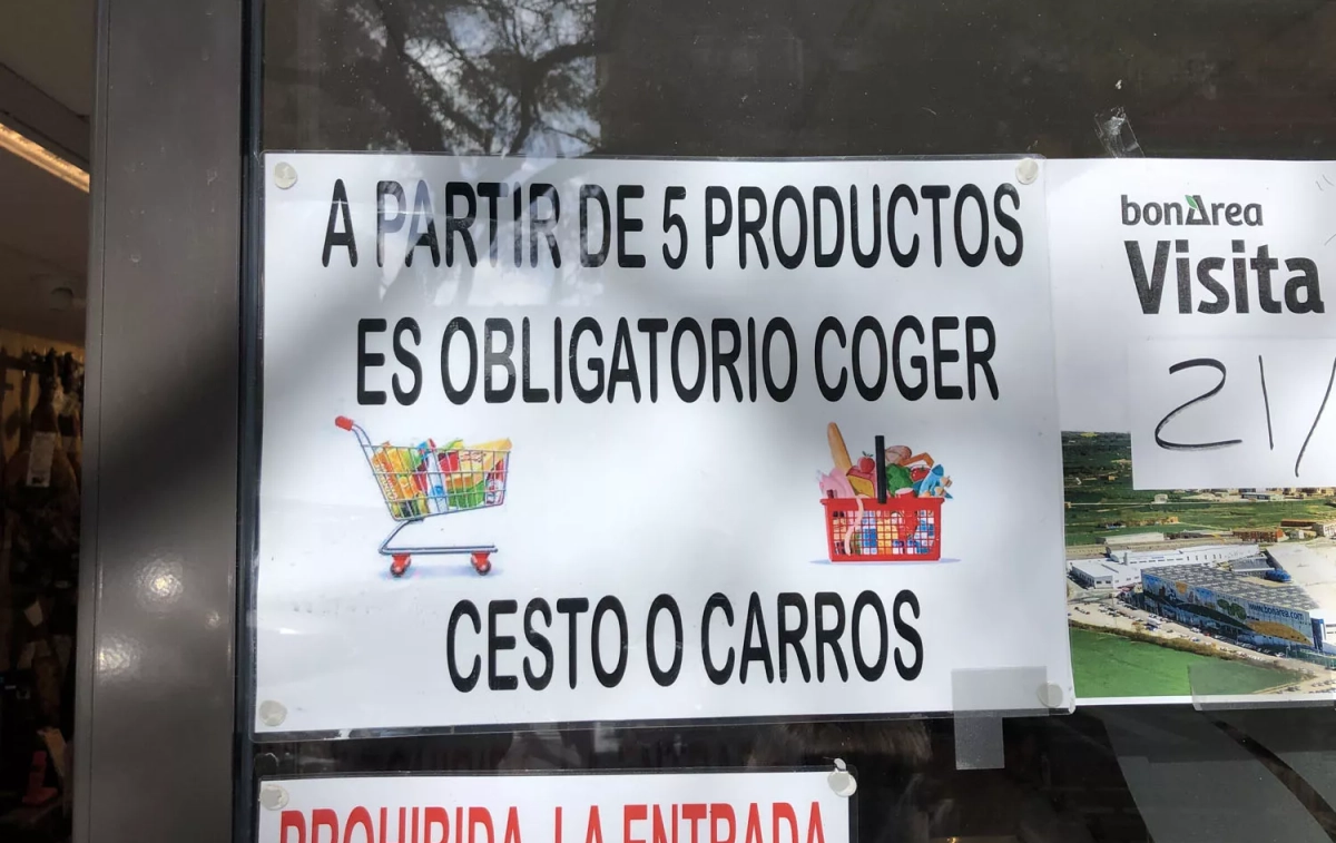 El letrero en el que se obliga a los clientes de BonÀrea a coger un carrito si van a comprar más de cinco productos / TC El letrero en el que se obliga a los clientes de BonÀrea a coger un carrito si van a comprar más de cinco productos / TC