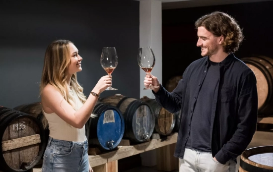 Una pareja visita una de las mejores bodegas españolas / FREEPIK Una pareja visita una de las mejores bodegas españolas / FREEPIK
