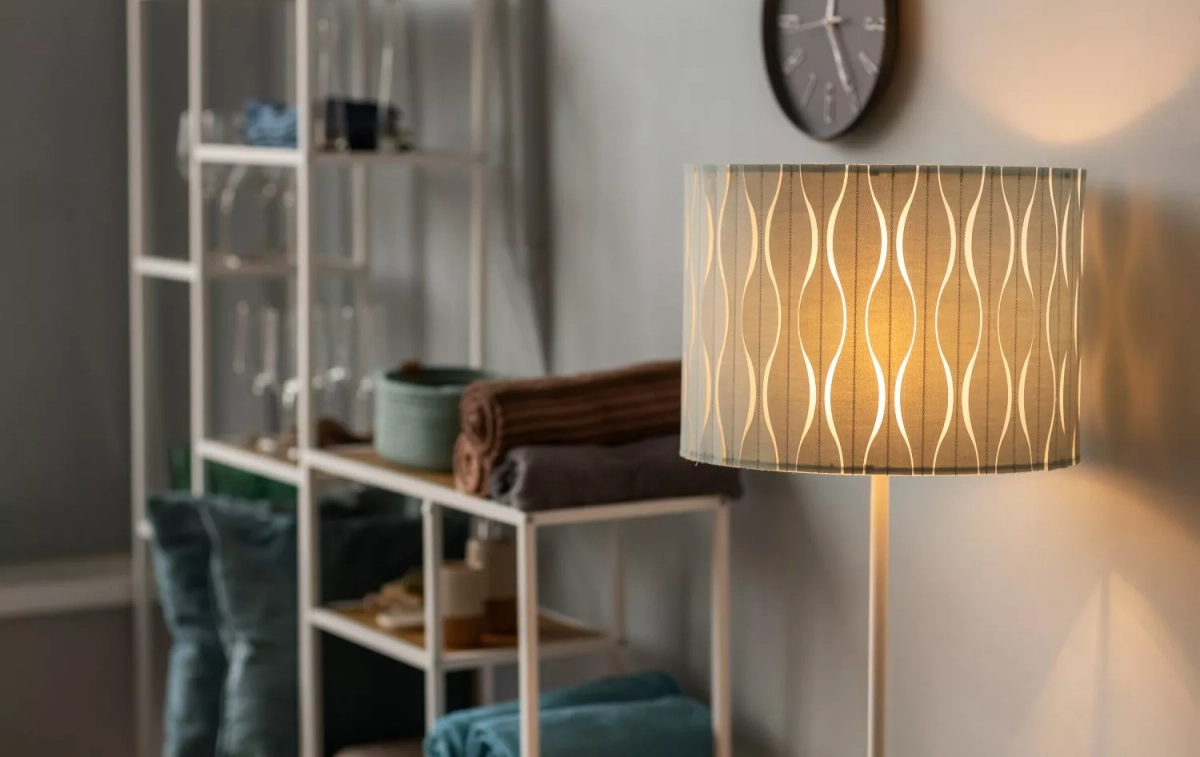 Una lámpara encendida / FREEPIK Una lámpara encendida / FREEPIK