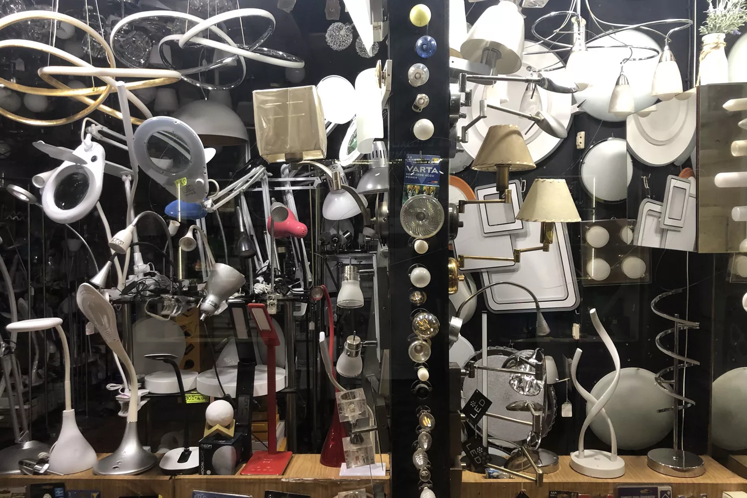 El escaparate de una tienda de Burgos con diferentes lámparas y bombillas que emiten luz / TC