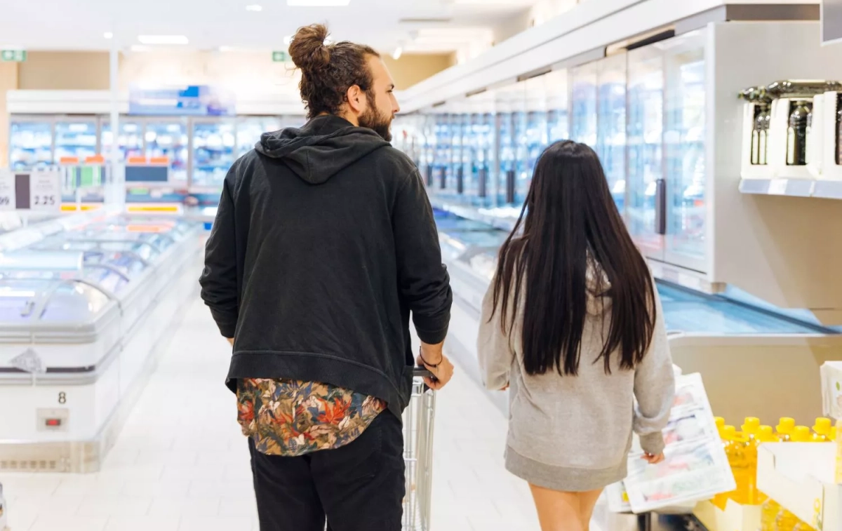 Una pareja en un supermercado / FREEPIK Una pareja en un supermercado / FREEPIK