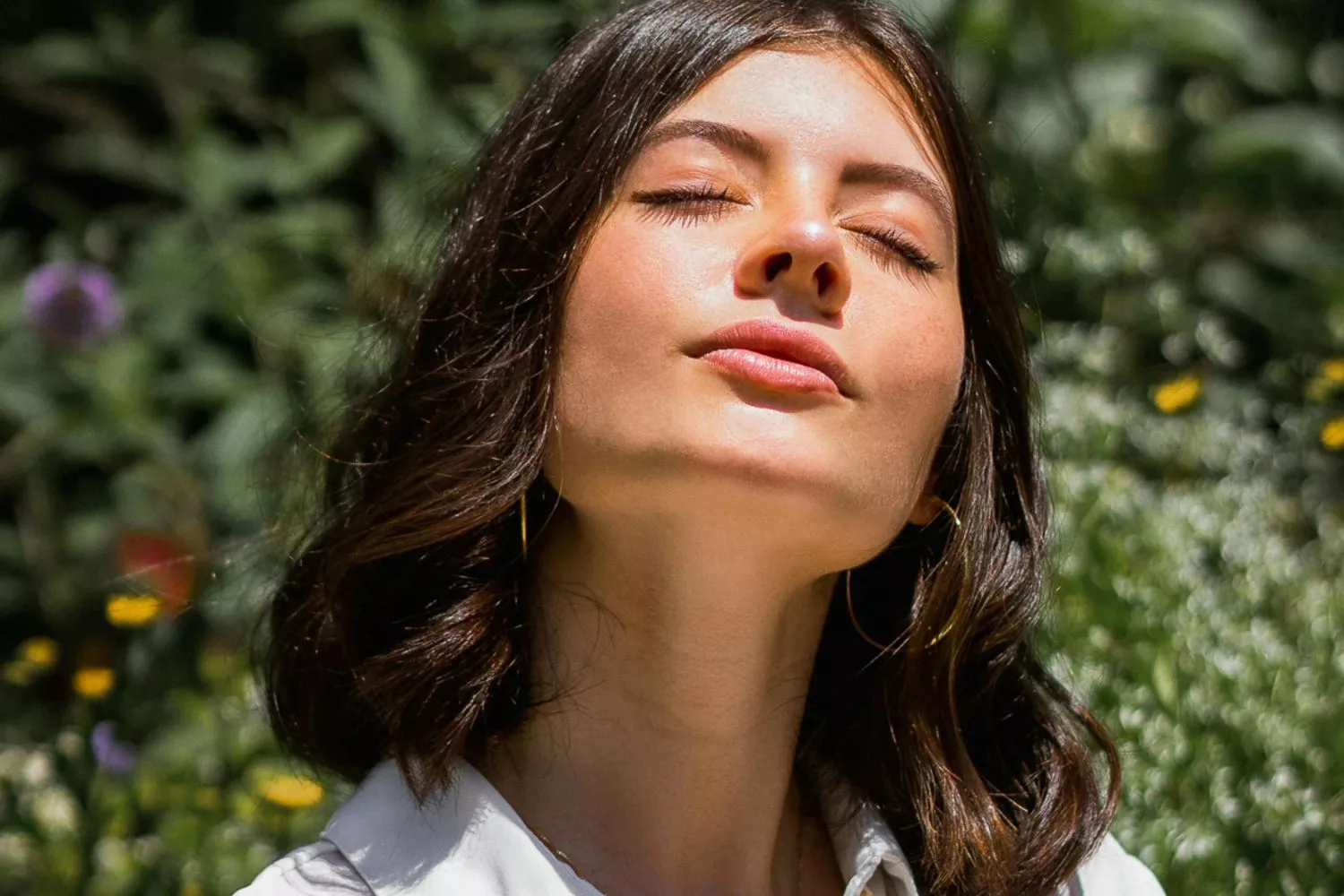 Una chica toma el sol para aumentar su nivel de vitamina C / PEXELS