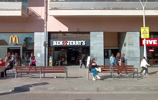 El local de Ben&Jerry's, entre un McDonald's y un Five Guys, donde antes había un Costa Coffee frente a la Sagrada Familia AT El local de Ben&Jerry's, entre un McDonald's y un Five Guys, donde antes había un Costa Coffee frente a la Sagrada Familia AT
