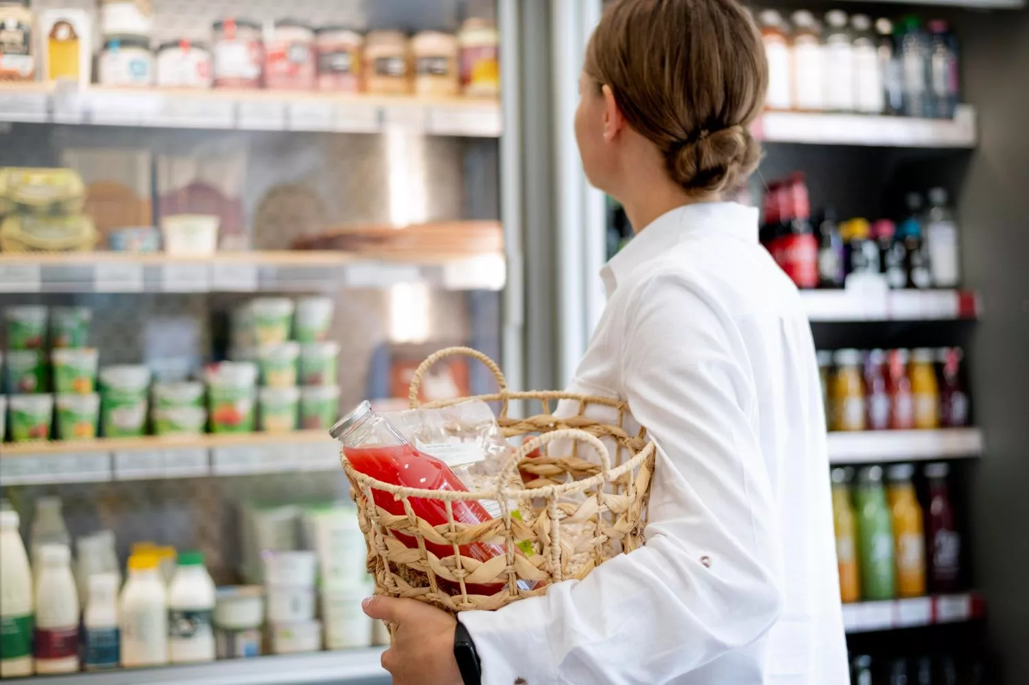 Una persona en un comercio / FREEPIK