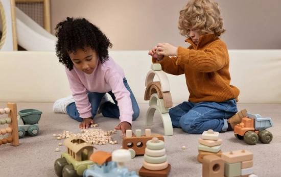 Dos niños con juguetes/ FREEPIK