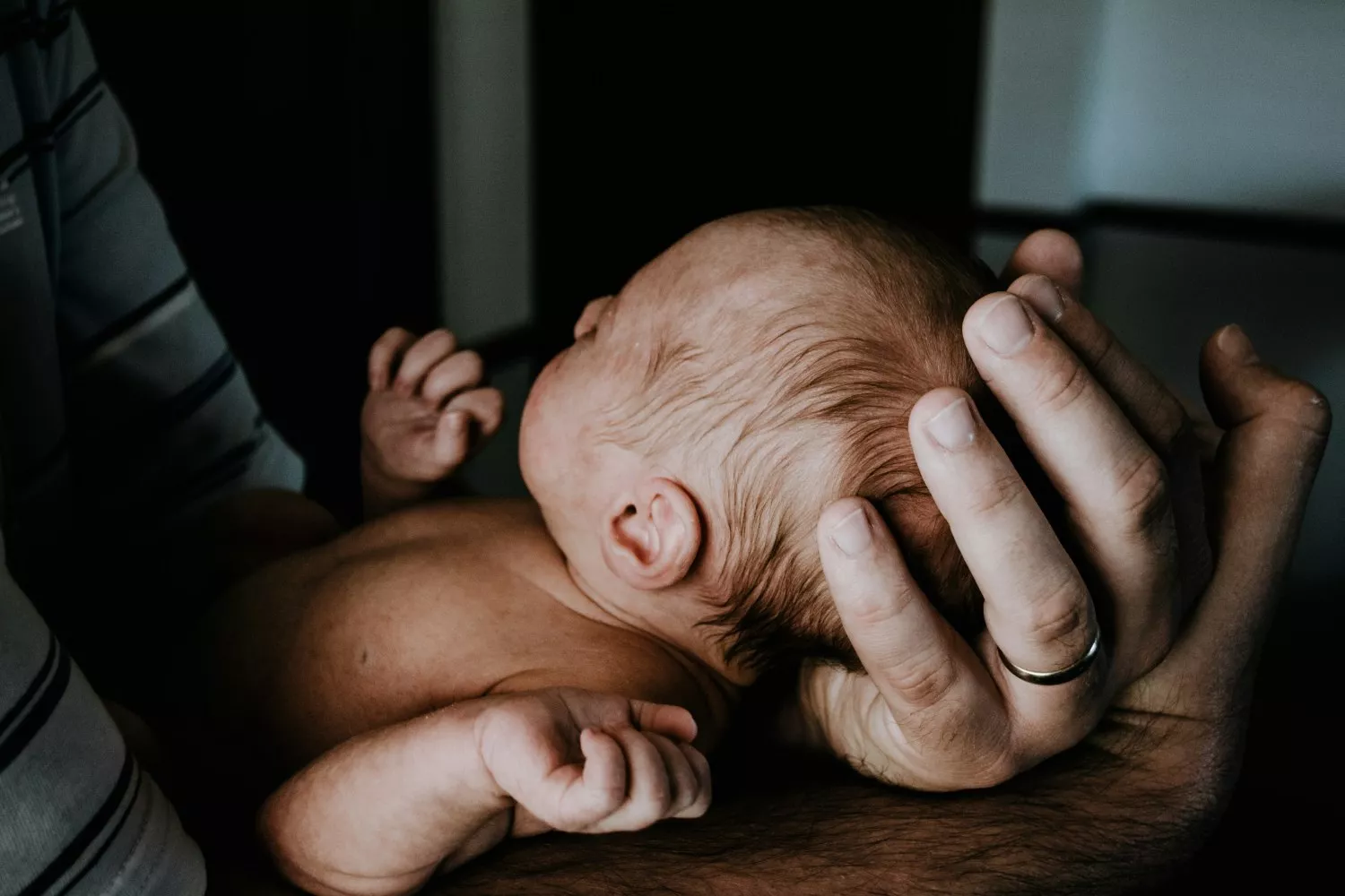 Un bebé es cuidado por sus padres gracias a los permisos de maternidad y paternidad UNSPLASH Un bebé es cuidado por sus padres gracias a los permisos de maternidad y paternidad UNSPLASH