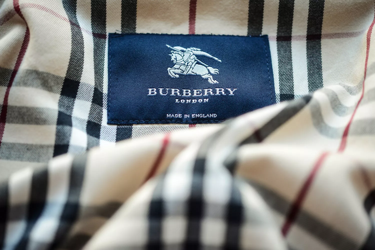 El logo de Burberry en una prenda DAVID WOLFGANG DPA