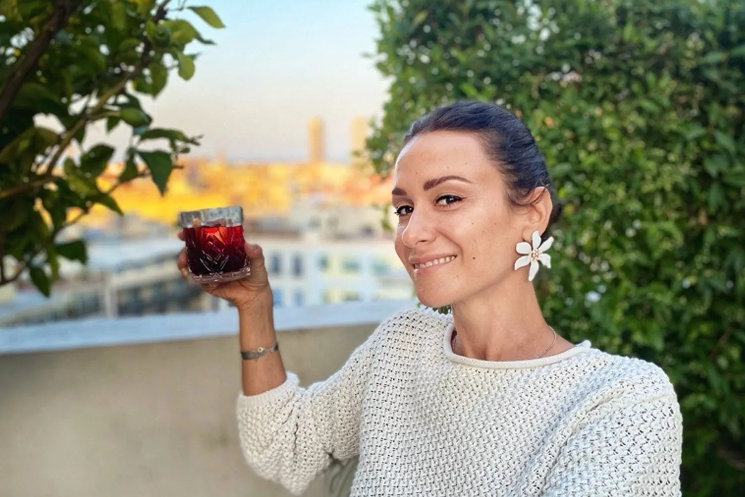 Elena Delmagno, directiva de Bacardí, con un cóctel / CEDIDA