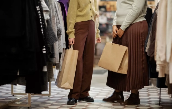 Dos personas en una tienda de ropa durante el Black Friday / FREEPIK Dos personas en una tienda de ropa durante el Black Friday / FREEPIK