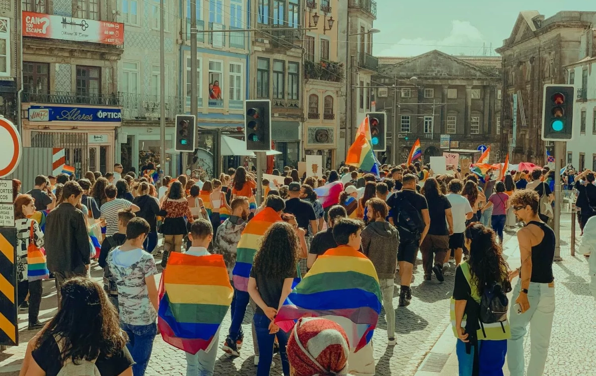 Varias personas acuden a una manifestación con la bandera LGTB / UNSPLASH Varias personas acuden a una manifestación con la bandera LGTB / UNSPLASH