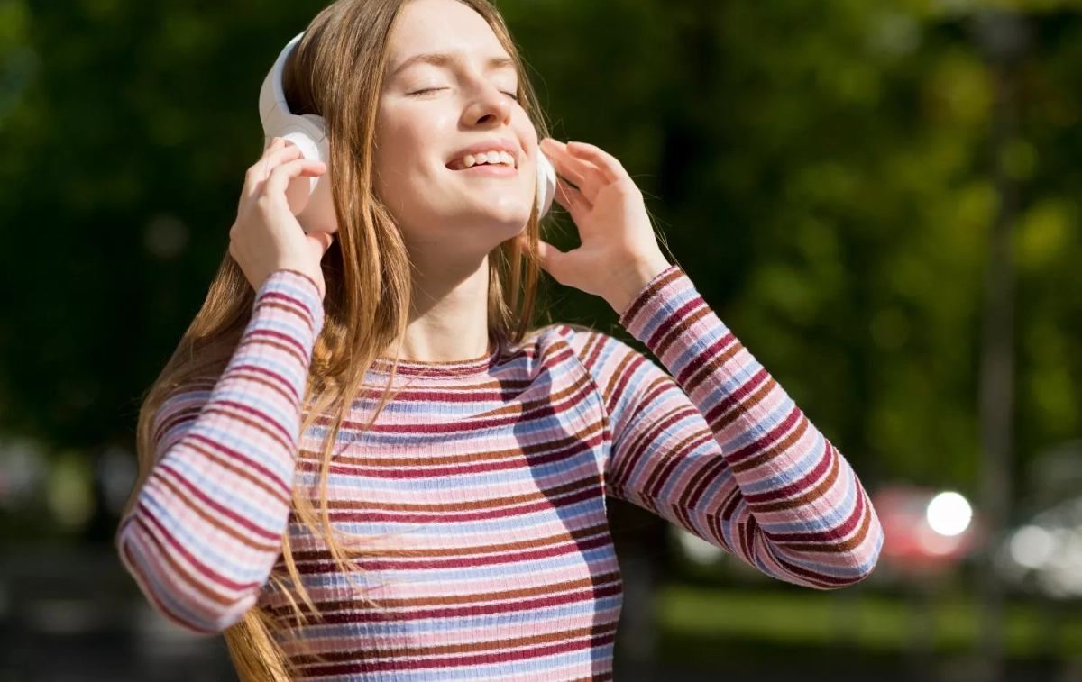 Una chica escucha música / FREEPIK Una chica escucha música / FREEPIK