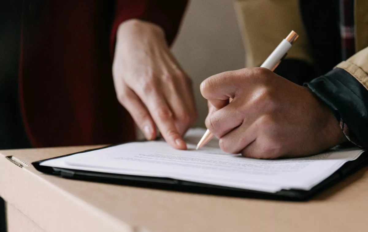 Un inquilino firma un contrato de alquiler en el que se especifican los términos de la fianza / PEXELS Un inquilino firma un contrato de alquiler en el que se especifican los términos de la fianza / PEXELS