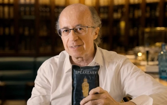 El empresario barcelonés con uno de sus cócteles listos para beber / JAVIER DE LAS MUELAS El empresario barcelonés con uno de sus cócteles listos para beber / JAVIER DE LAS MUELAS