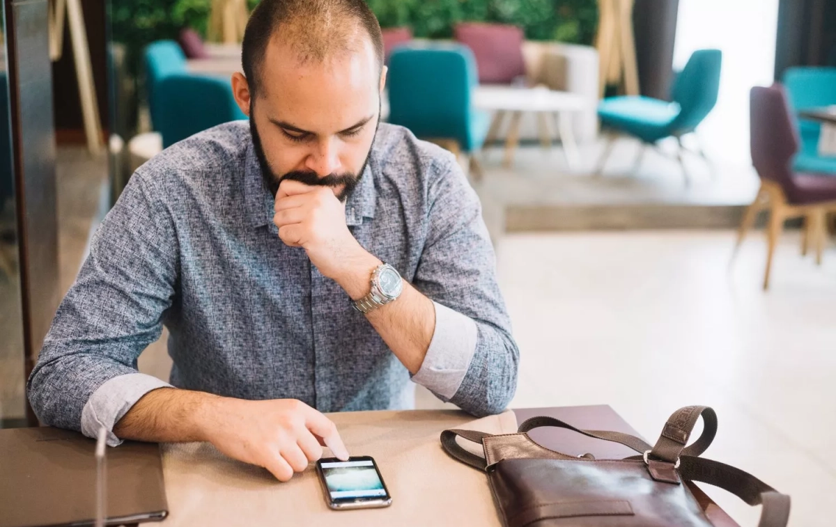 Un hombre revisa un mensaje extraño / FREEPIK Un hombre revisa un mensaje extraño / FREEPIK