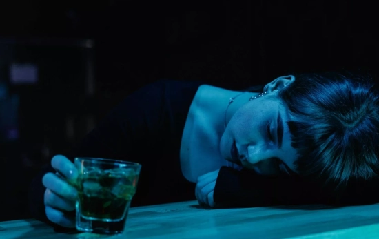 La cultura, la publicidad y las falsas creencias han invisibilizado los problemas de alcoholismo de muchas personas durante décadas/ PEXELS La cultura, la publicidad y las falsas creencias han invisibilizado los problemas de alcoholismo de muchas personas durante décadas/ PEXELS