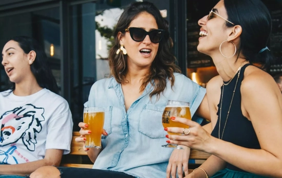 esta sociedad que normaliza beber en cada salida de asueto y ocio/ PEXELS esta sociedad que normaliza beber en cada salida de asueto y ocio/ PEXELS