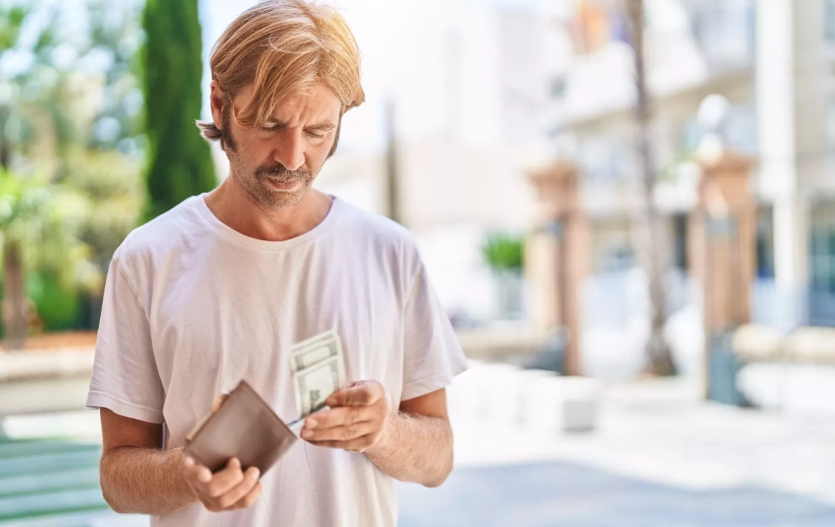 Una persona con unos billetes / FREEPIK Una persona con unos billetes / FREEPIK