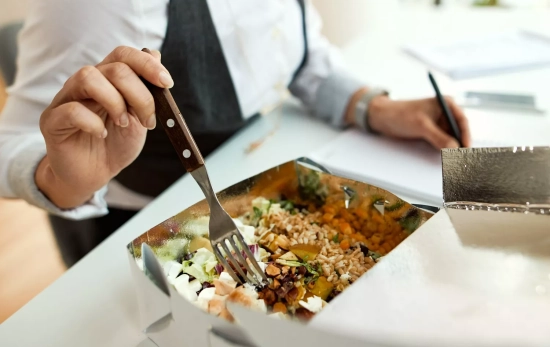 Una persona se come su tupper de comida saludable/ FREEPIK Una persona se come su tupper de comida saludable/ FREEPIK