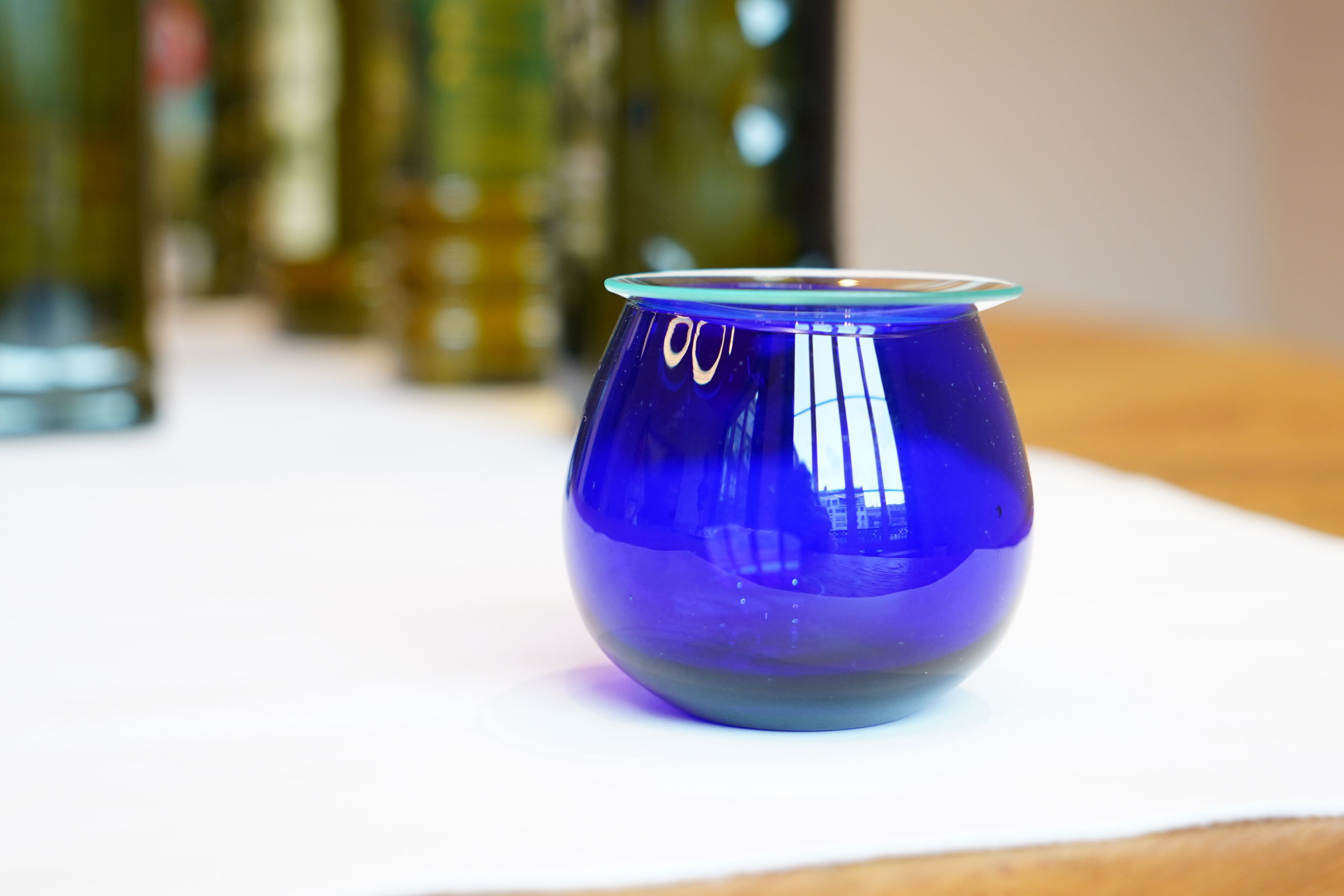 Así es el vaso para realizar una cata, es de color azul para que la tonalidad del aceite no influya al juicio del catador / CG
