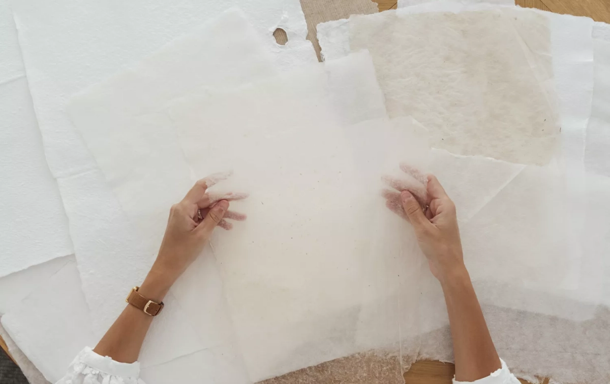 Diferentes láminas de papel hechas a mano / EMMA CLARÓS STUDIO Diferentes láminas de papel hechas a mano / EMMA CLARÓS STUDIO
