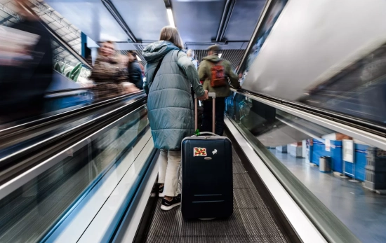 Una pasajera con su maleta en la estación de Atocha (Madrid) a punto de coger un tren de Renfe con su billete Premium / Carlos Luján - EP Una pasajera con su maleta en la estación de Atocha (Madrid) a punto de coger un tren de Renfe con su billete Premium / Carlos Luján - EP