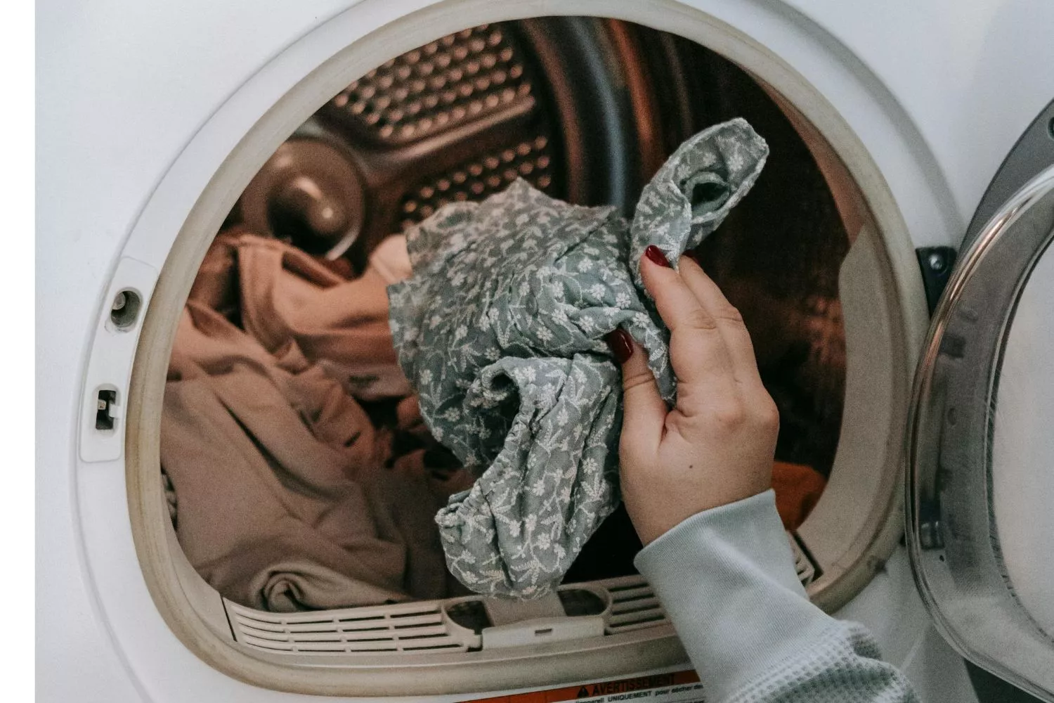 Una prenda de ropa deteriorada con los lavados/ PEXELS