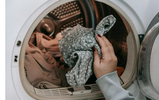 Una prenda de ropa deteriorada con los lavados/ PEXELS Una prenda de ropa deteriorada con los lavados/ PEXELS