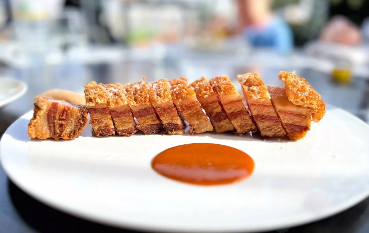 Un torrezno cortado en un plato / UNSPLASH Un torrezno cortado en un plato / UNSPLASH