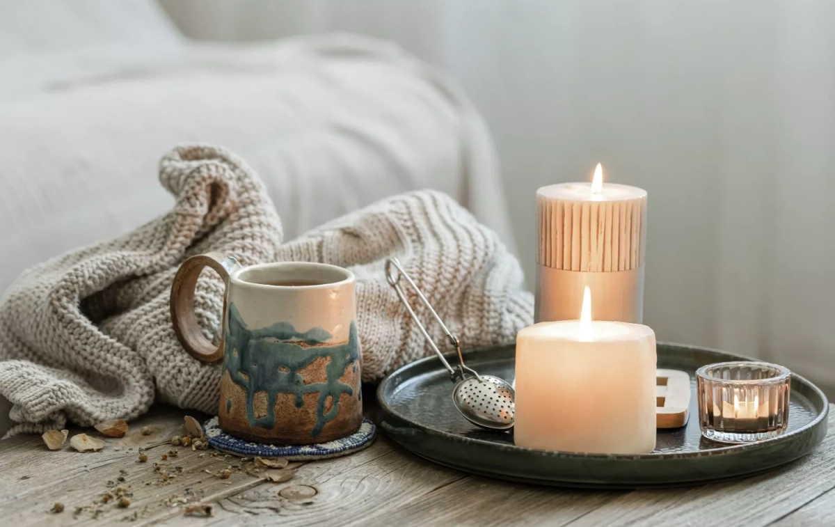 Velas perfumadas junto a una taza / FREEPIK - pvproductions Velas perfumadas junto a una taza / FREEPIK - pvproductions