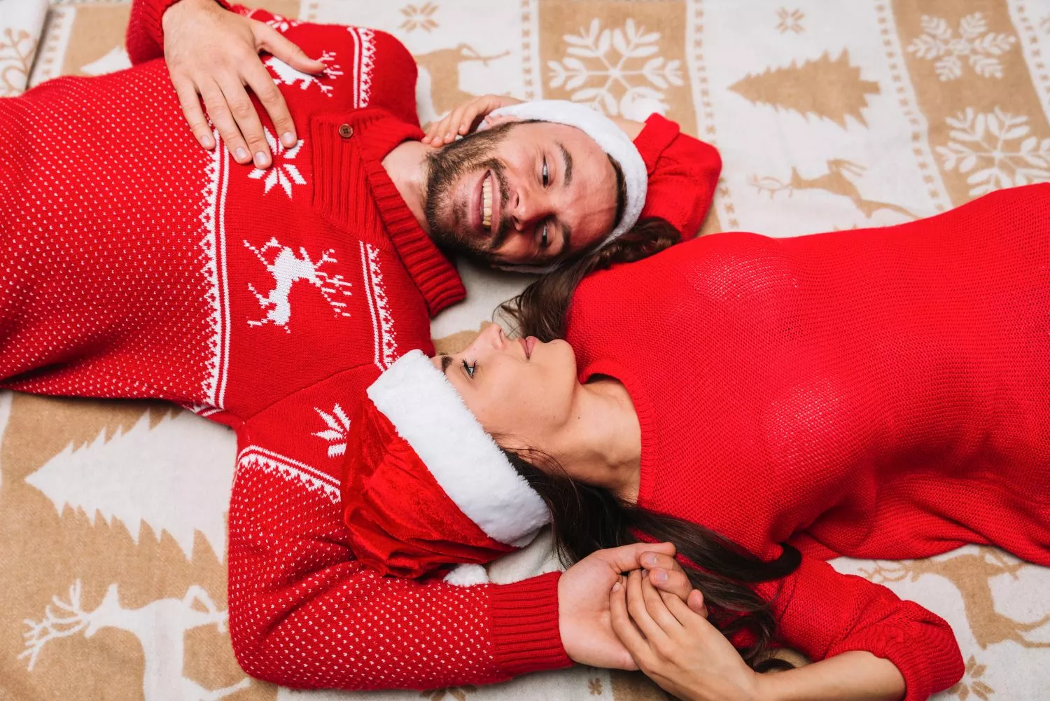 Dos personas muy felices con sus pijamas de Navidad / LEFTIES