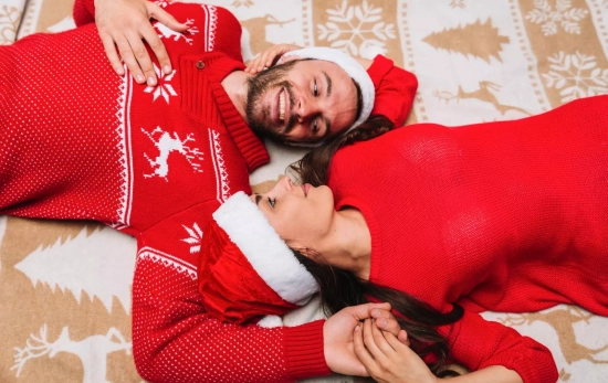 Dos personas muy felices con sus pijamas de Navidad / LEFTIES Dos personas muy felices con sus pijamas de Navidad / LEFTIES