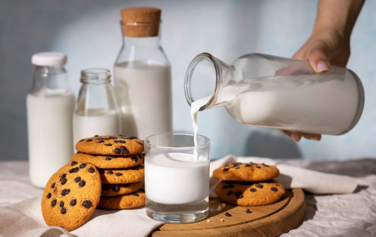 Una persona sirve leche en un vaso / FREEPIK Una persona sirve leche en un vaso / FREEPIK