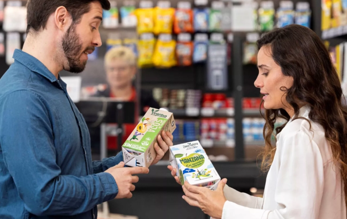 Dos personas comparan dos bebidas en un comercio / DIA Dos personas comparan dos bebidas en un comercio / DIA