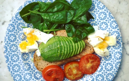 Una tosta de aguacate junto a unas espinacas / FREEPIK Una tosta de aguacate junto a unas espinacas / FREEPIK