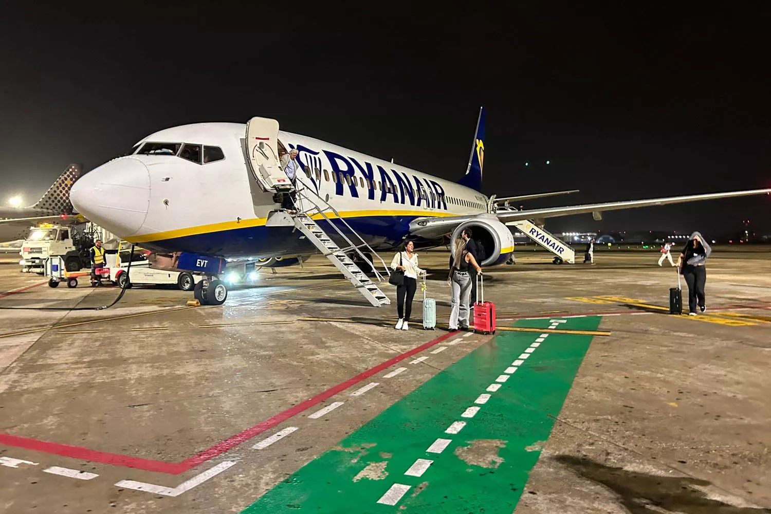 Viajeros sin la suscripción prime y un avión de Ryanair / TEO CAMINO