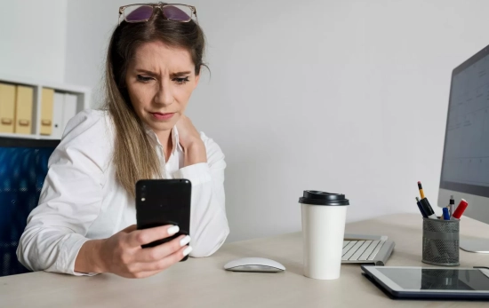 Una mujer revisa un SMS de Yoigo / FREEPIK Una mujer revisa un SMS de Yoigo / FREEPIK