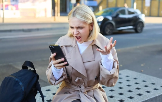 Una mujer observa su teléfono / FREEPIK - benzoix Una mujer observa su teléfono / FREEPIK - benzoix