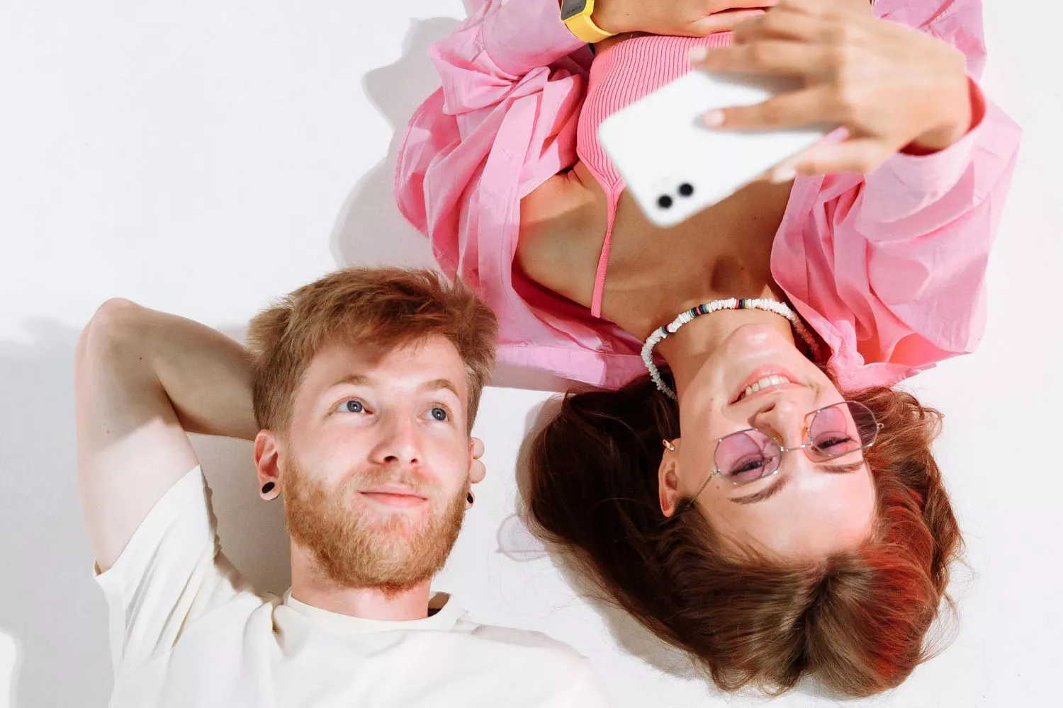 Una pareja haciéndose una foto con el móvil / PEXELS