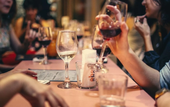 Si tu pareja evita llevarte a reuniones con su familia y amigos, puedes estar sufriendo un caso de 'pocketing'/ PEXELS Si tu pareja evita llevarte a reuniones con su familia y amigos, puedes estar sufriendo un caso de 'pocketing'/ PEXELS
